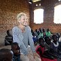 Baerbel Schaefer bei Projektbesuch in Uganda